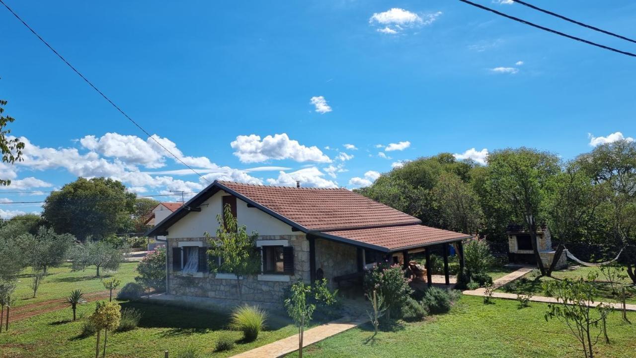 Villa Stone Medal Drnis Bagian luar foto