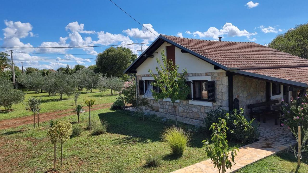 Villa Stone Medal Drnis Bagian luar foto