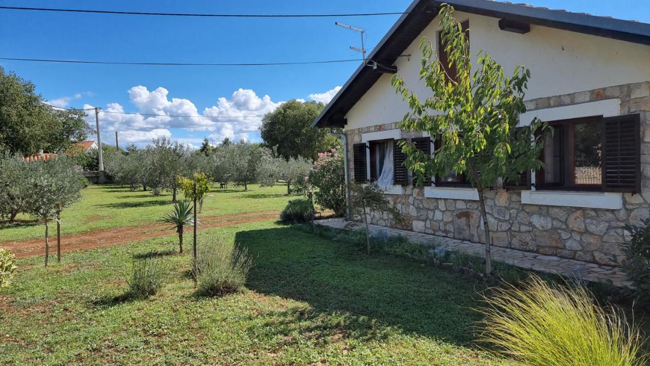 Villa Stone Medal Drnis Bagian luar foto